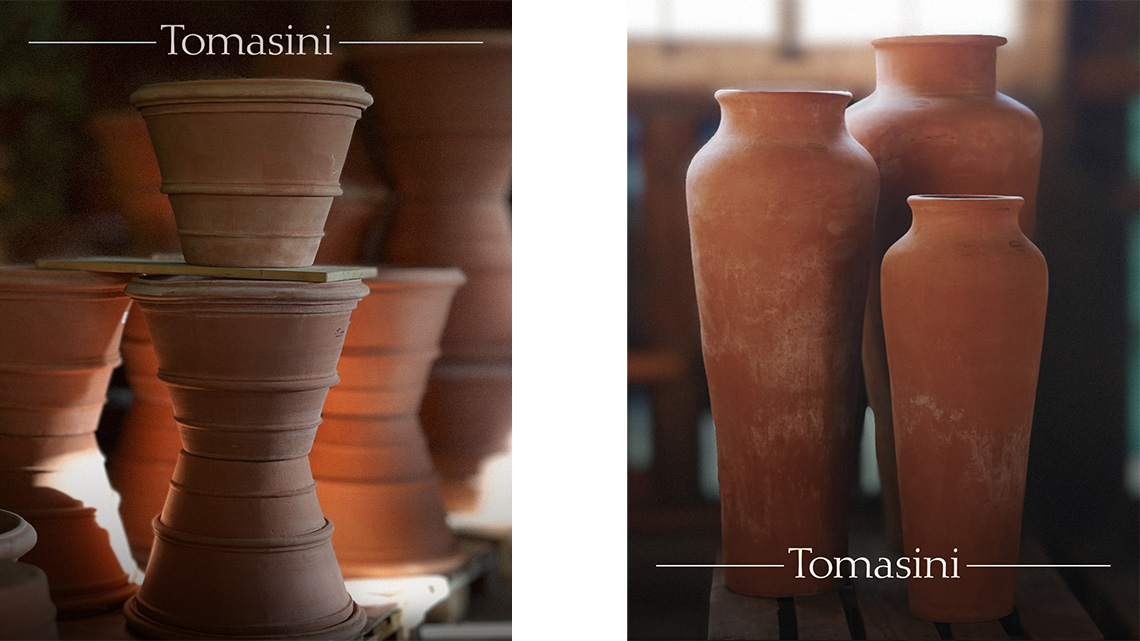Doppelansicht von gestapelten Terracotta-Töpfen und Amphoren mit Tomasini-Logo
