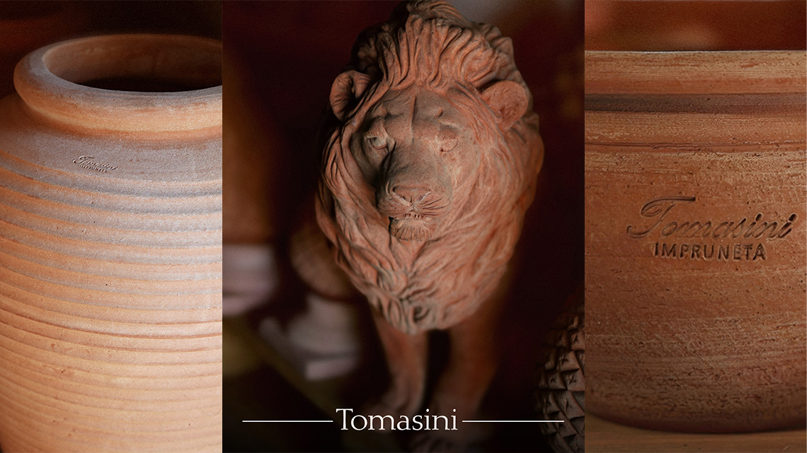 Triptychon aus Terracotta-Topf, Löwenskulptur und Gravur mit Tomasini-Logo