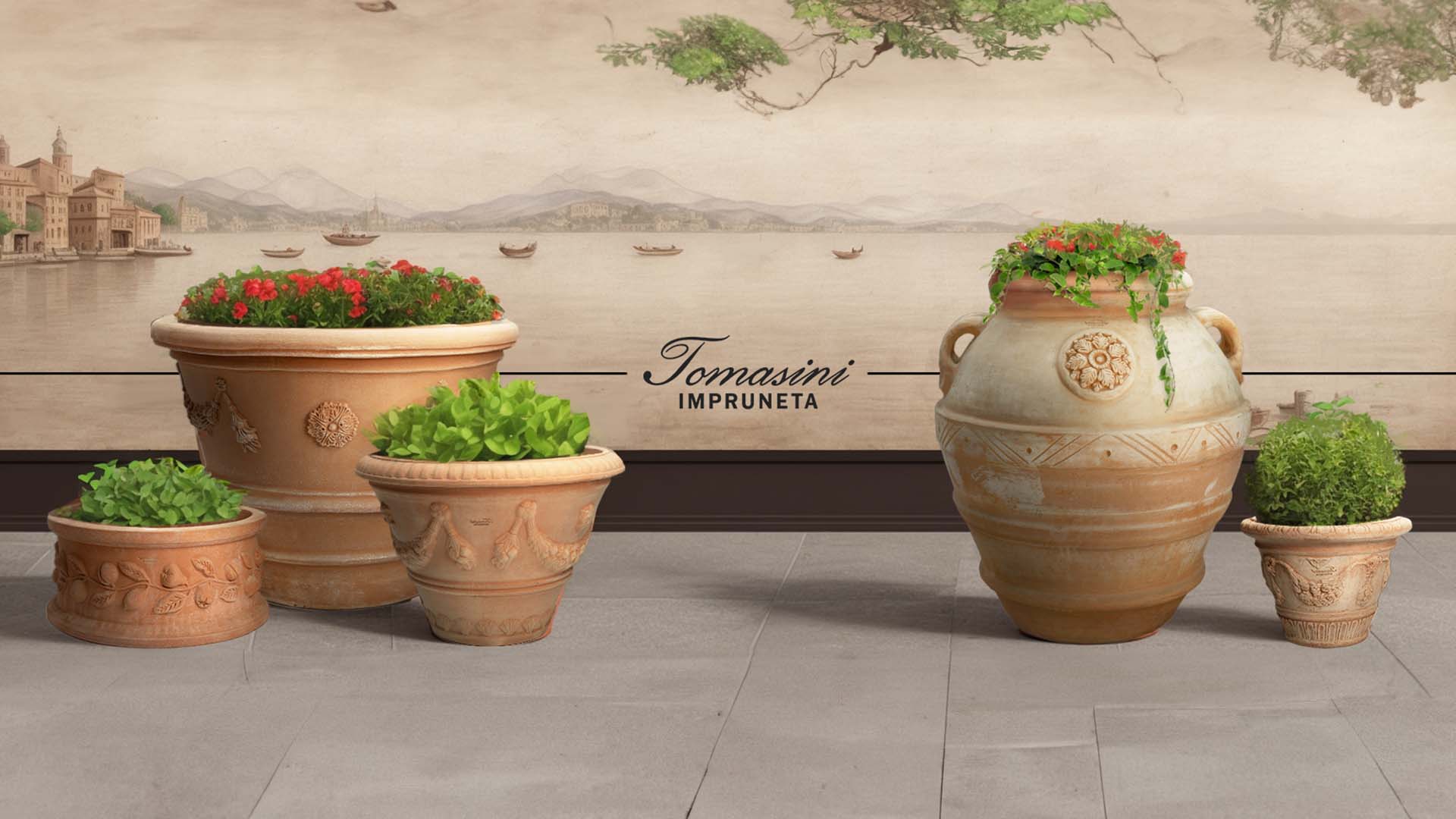 Verschiedene, reich verzierte Terrakotta-Blumentöpfe mit üppigen Grünpflanzen und leuchtend roten Blumen auf einer gefliesten Terrasse, mit einem großen Wandgemälde eines antiken Seehafens im Hintergr